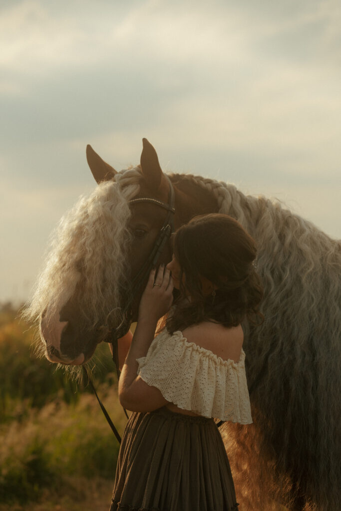 Anita en haar paard Pauli tijdens een ontspannen paardenfotoshoot in Friesland.