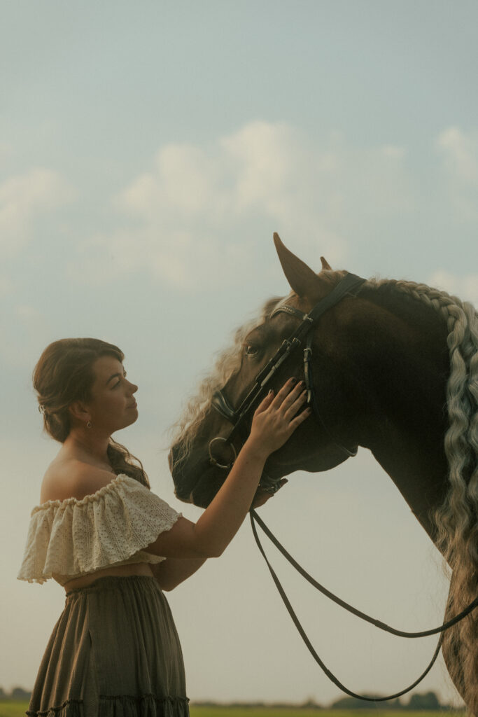 Ongedwongen momenten tussen Anita en Pauli tijdens een paardenfotoshoot, Friesland.